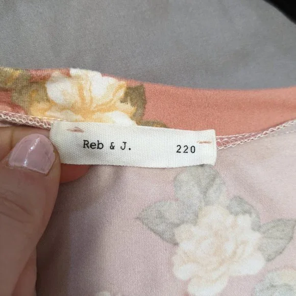 Reb & J. 220 Dusty Pink V-Neck Floral Blouse Size Medium Soft Short Sleeve - Picture 7 of 7
